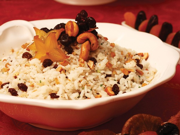 Arroz natalino com nozes picadas, uvas-passas e castanha de caju